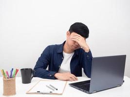 maschio dipendente seduta a ufficio posto di lavoro sentire sforzo, computer portatile su tavolo foto