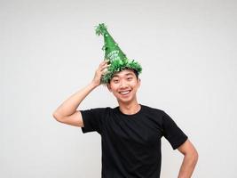 giovane uomo nero camicia toccare verde cappello su testa contento Sorridi Guarda a telecamera su bianca sfondo celebrazione contento nuovo anno concetto foto