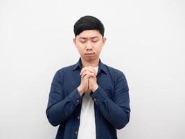 uomo gesto preghiere mano per desiderio per tranquillo, calmo foto