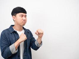 asiatico uomo jean camicia arrabbiato viso gesto boxe guardia lato Visualizza copia spazio foto