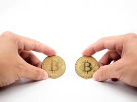 mano catturare oro bitcoin bianca isolato foto