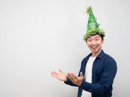 uomo indossare verde cappello contento emozione celebrazione nuovo anno copia spazio foto