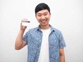 ritratto uomo blu camicia sorridente contento mostrando credito carta foto
