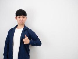 asiatico uomo fiducioso viso mostrare pollice su su bianca sfondo foto
