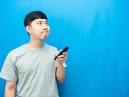 asiatico uomo gesto stampa a distanza televisione a copia spazio eccitato emozione foto