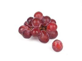 rosso uva maturo con ramo su bianca isolato sfondo foto