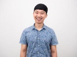 asiatico uomo blu camicia sorridente ritratto bianca sfondo foto
