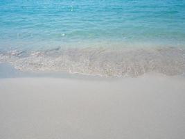 onda di oceano su il spiaggia copia spazio, blu oceano bellissimo natura foto