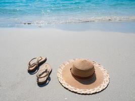 donna scarpa e cappello su il spiaggia con bellissimo oceano viaggiatore concetto foto