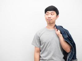 uomo Tenere jean camicia copver corpo sorridente e guardare a copia spazio foto