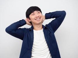 ritratto asiatico uomo sensazione rilassare mostrare mano a il suo viso con contento Sorridi foto