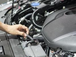 mano controllo attrezzatura interno motore di auto foto