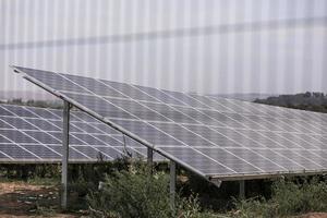 pannello solare, fotovoltaico, fonte di energia elettrica alternativa - concetto di risorse sostenibili foto