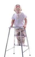 poco ragazzo si arrampica su un' scala sedia. il inizio di un' carriera concetto. divertente poco ragazzo isolato su bianca sfondo. foto
