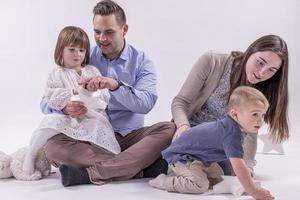 contento per essere un' famiglia. contento famiglia di quattro bonding per ogni altro e sorridente foto