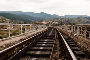 ferrovia traccia nel il carpazi montagne. ferrovia traversine foto