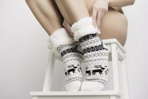 piedi nel di lana calzini di il Natale il camino. foto
