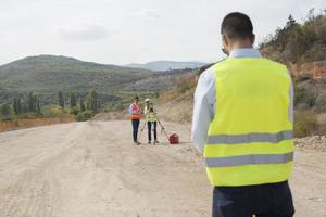 squadra di giovane ingegnere e architetti Lavorando, incontro, discutere, progettare, pianificazione, misurazione disposizione di progetti nel costruzione luogo foto