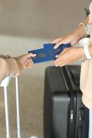 biometrico ucraino passaporti nel femmina mani nel aeroporto. mamma e bambino costretto per partire loro le case perché di il guerra con Russia. ucraino rifugiati immigrati all'estero. viaggio con bambini foto