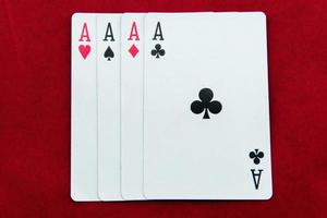 asso-poker carte su rosso sfondo foto