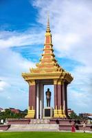 phnom penh, Cambogia - agosto 02, 2017. un' bronzo statua di il in ritardo re padre norodom sihanouk statua nel phnom penh. foto