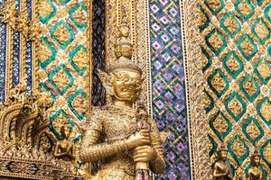 un' statua di yaksa su tempio guardia a il tempio di il Smeraldo buddha, bangkok, Tailandia foto