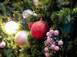 Natale albero con leggero bulbi sfondo