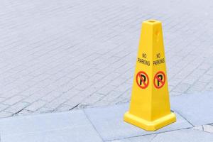 giallo no parcheggio cono su il strada foto