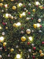 Natale albero con leggero bulbi sfondo foto