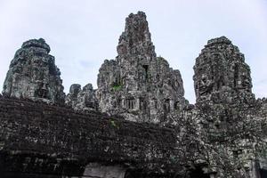 prasat Bayon con sorridente pietra facce è il centrale tempio di Angkor thom complesso, siem raccogliere, Cambogia. antico khmer architettura e famoso cambogiano punto di riferimento, mondo eredità. foto