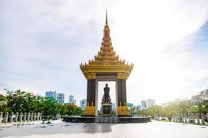 phnom penh, Cambogia - agosto 02, 2017. un' bronzo statua di il in ritardo re padre norodom sihanouk statua nel phnom penh. foto