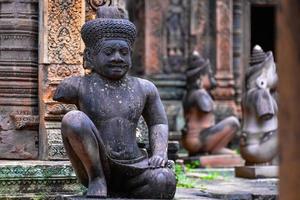 banteay srei è costruito in gran parte di rosso arenaria e è un' X secolo cambogiano tempio dedito per il indù Dio shiva, siem raccogliere, Cambogia foto