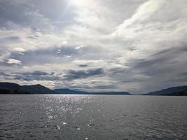 Alba nel il cielo di lago toba foto