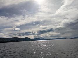 Alba nel il cielo di lago toba foto