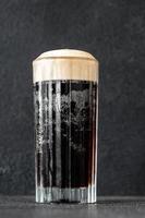 bicchiere di cocktail di velluto nero foto