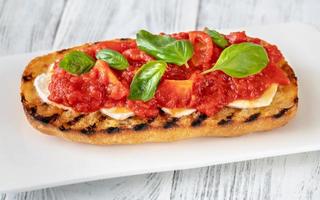 pane grigliato con mozzarella e pomodori foto