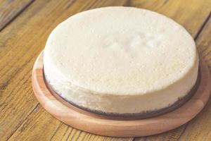 tradizionale cheesecake sul tavolo di legno foto