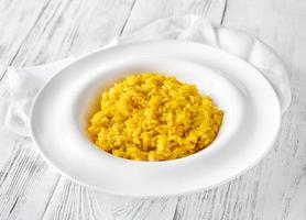 porzione di risotto allo zafferano foto