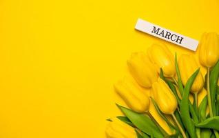 Da donna giorno bandiera con giallo tulipani e posto per testo foto