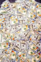 verticale telaio sfondo con dollaro fatture. i soldi americano moneta su un' nero sfondo. foto