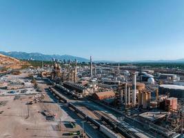 aereo Visualizza di sale lago città olio raffinerie. ardente carbone producendo energia. foto