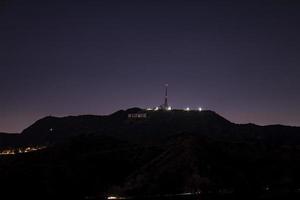 hollywood cartello con illuminato elettricità pilone su montare lee a ore notturne foto