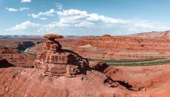 panoramico Immagine di un' solitario, apparentemente infinito strada nel il deserto di meridionale Arizona. bellissimo deserto nel il mezzo di Da nessuna parte. foto