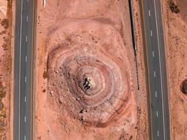 panoramico Immagine di un' solitario, apparentemente infinito strada nel il deserto di meridionale Arizona. foto