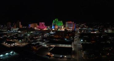 aereo Visualizza di il orizzonte di reno Nevada Stati Uniti d'America a notte. foto