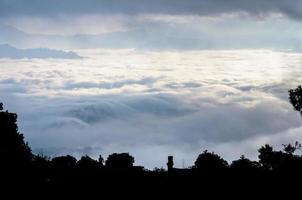 paesaggio di nube sopra cordigliera nel il mattina foto