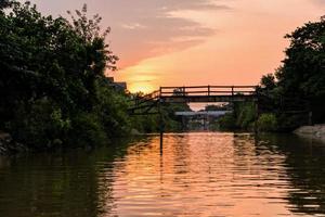 paesaggio piccolo canali e ponte foto