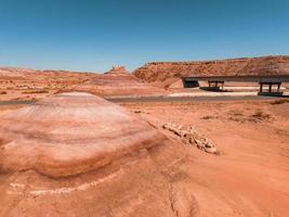 panoramico Immagine di un' solitario, apparentemente infinito strada nel il deserto di meridionale Arizona. foto