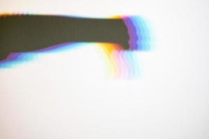 arcobaleno ombra di un' mano con pollice fuori uso, su un' bianca sfondo. negativo gesto. copia spazio. foto