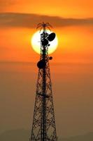 telecomunicazione Torre con antenna. nel il sera. comunicazione concetto. foto
